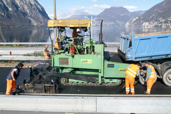 Lavoratori e veicoli che effettuano asfaltamenti — Foto Stock