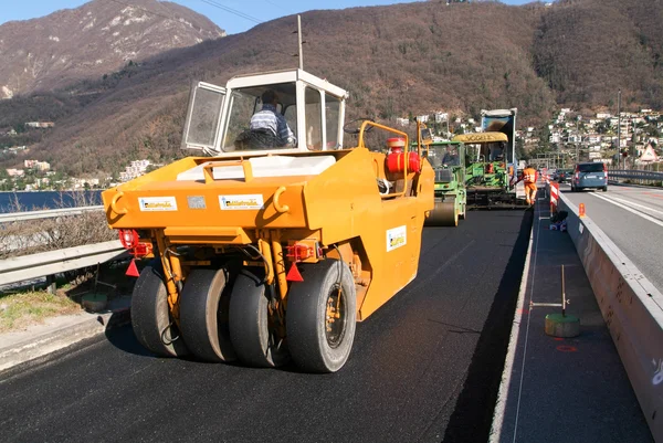 Pracowników i pojazdów robi asfaltowych — Zdjęcie stockowe