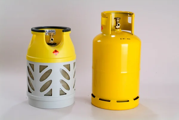 Желтая газовая бутылка — стоковое фото