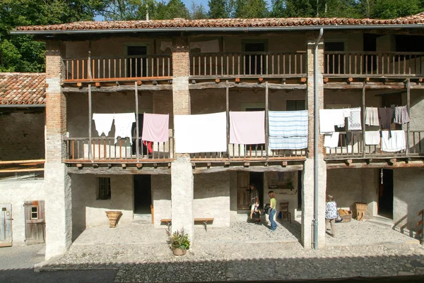 Gente caminando por una vieja casa de campo — Foto de Stock