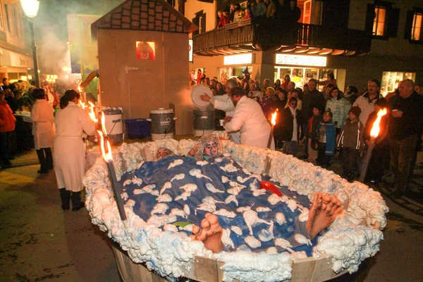 I partecipanti ai costumi si esibiscono nel carnevale — Foto Stock