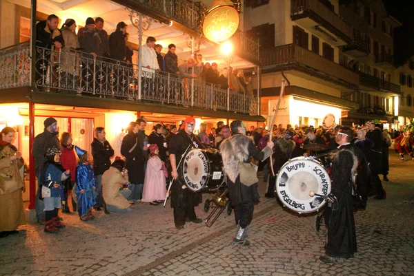 Participantes en disfraces realizan en carnaval — Foto de Stock