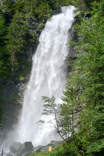 Wasserfall am engelberg in den alpen — Stockfoto