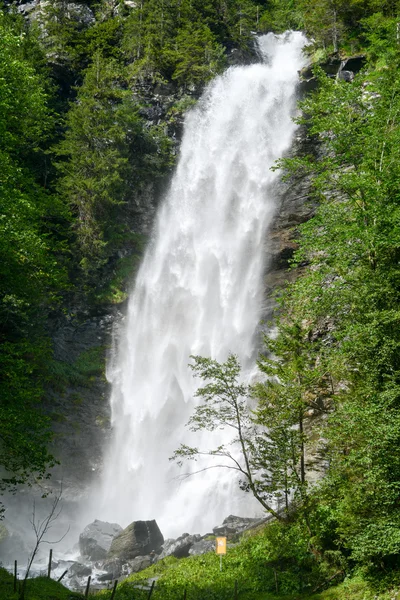 Wasserfall am engelberg in den alpen — Stockfoto