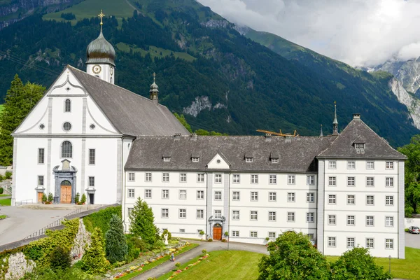 El convento de Engelberg en los Alpes — Foto de Stock