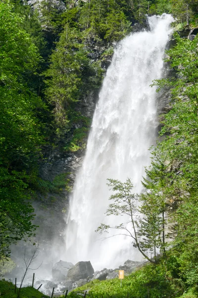 Waterval aan Engelberg in Alpen — Stockfoto