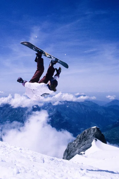 Snowboarding jump on mount — 스톡 사진