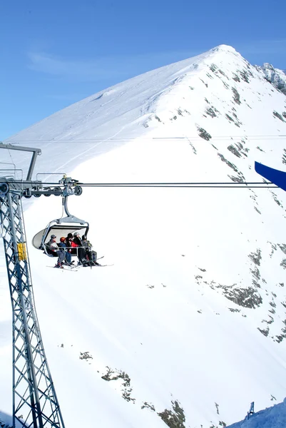 People ascending  mount Titlis on a ski lift — Stockfoto