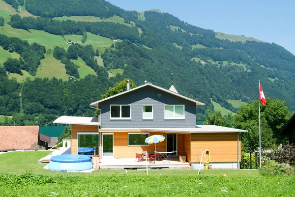 Casa rural moderna en Lungern — Foto de Stock