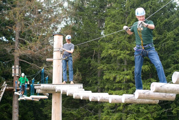 Visitors in adventure park clambering — Zdjęcie stockowe