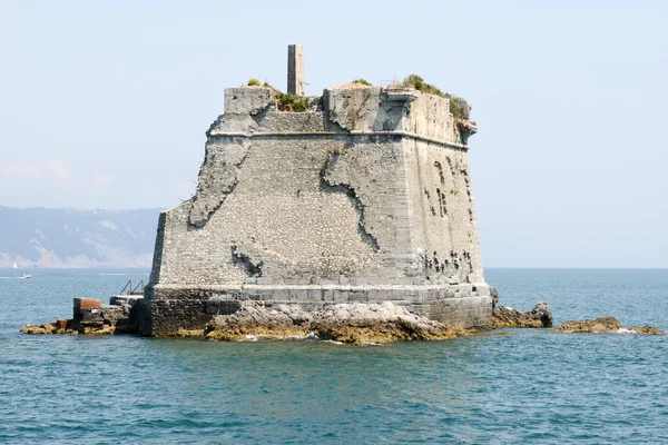 Σχολείο πύργος στο νησί Palmaria κοντά Portovenere — Φωτογραφία Αρχείου