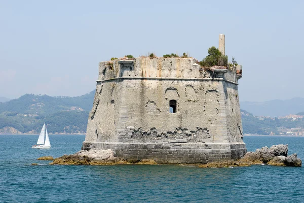 Σχολείο πύργος στο νησί Palmaria κοντά Portovenere — Φωτογραφία Αρχείου