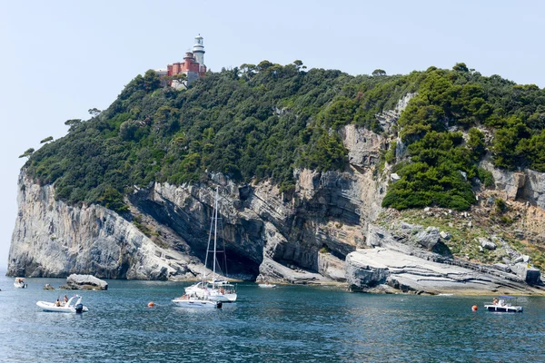 Människor på sina båtar var förtöjd på ön av Tino — Stockfoto