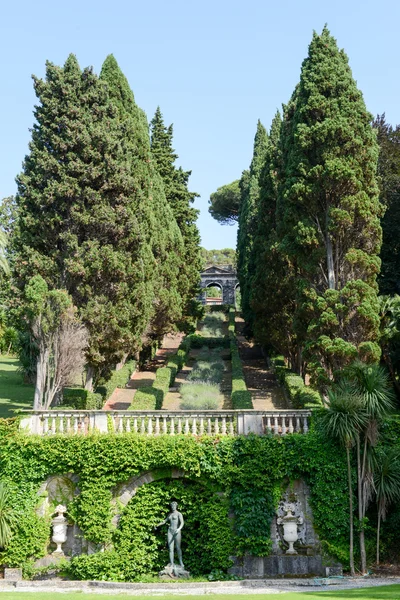 Jardín de una villa en Levano en Liguria — Foto de Stock