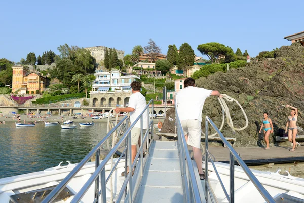 Marinai attracco barca turistica a Levanto in Liguria — Foto Stock