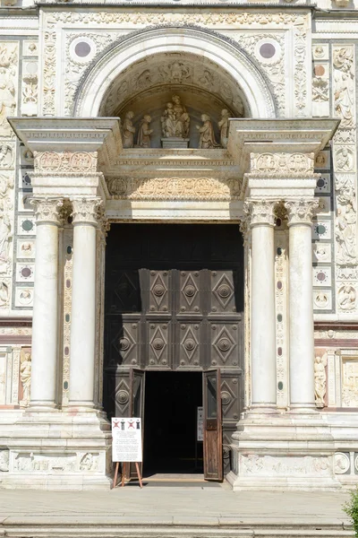 Puerta de entrada de la iglesia medieval de Certosa —  Fotos de Stock