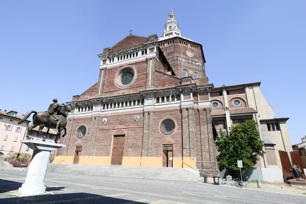 意大利的帕维亚: 文艺复兴式大教堂 — 图库照片