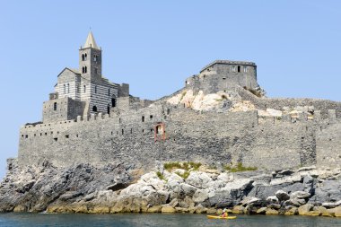Kayalık bir kıyı fosillerini eski kilise