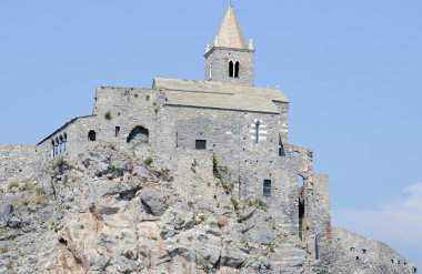 Kayalık bir kıyı fosillerini eski kilise