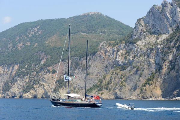 Båten seglar från Portovenere till Cinque Terre — Stockfoto