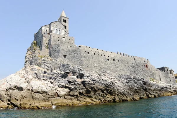 Gamla kyrkan på en stenig kust yttring — Stockfoto