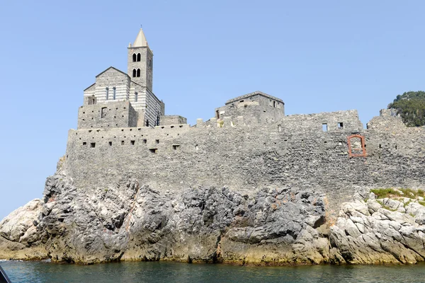 Vecchia chiesa su uno sperone roccioso costiero — Foto Stock