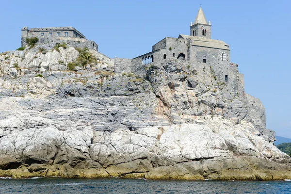 Vecchia chiesa su uno sperone roccioso costiero — Foto Stock