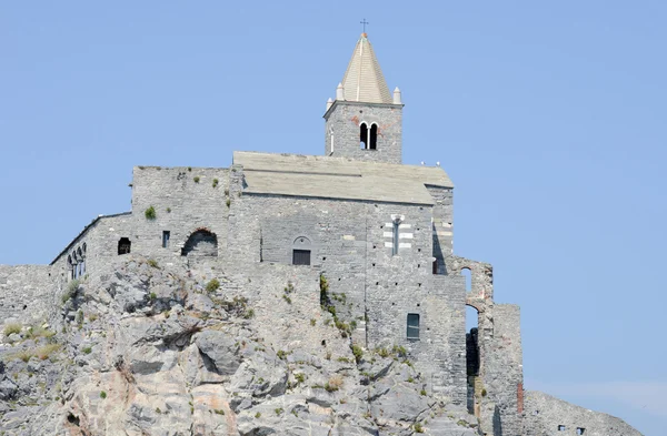 Vieille église sur un affleurement côtier rocheux — Photo