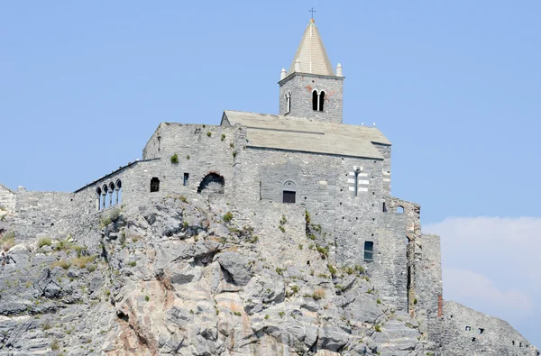 Antigua iglesia en un afloramiento costero rocoso — Foto de Stock