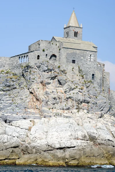 Gamla kyrkan på en stenig kust yttring — Stockfoto