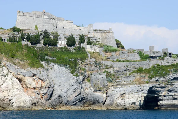 Gamla fästningen på en stenig kust yttring — Stockfoto