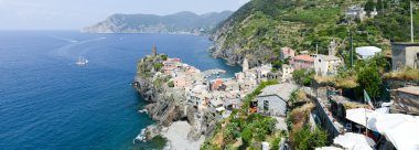 Renkli Köyü Vernazza ve okyanus kıyılarının doğal görünümü 