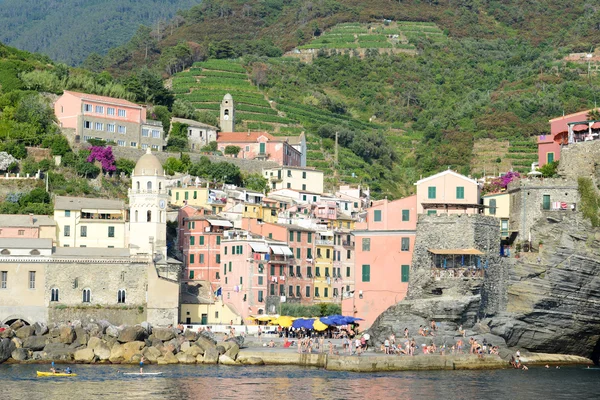 Vista panorámica del colorido pueblo Vernazza, Italia — Foto de Stock