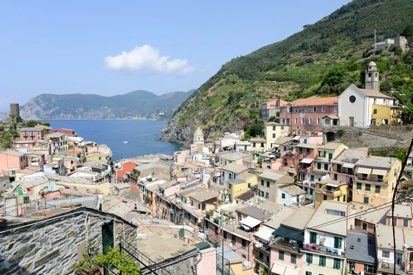 Vista panoramica sul pittoresco borgo di Vernazza e sulla costa oceanica — Foto Stock