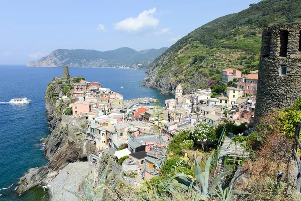 Vistas panorámicas del colorido pueblo de Vernazza y la costa del océano — Foto de Stock