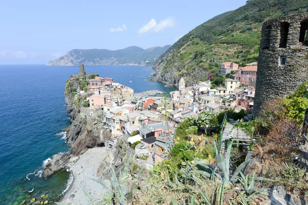 Scenic view of colorful village Vernazza and ocean coast — Stock Photo, Image