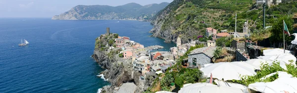 Scenic view of colorful village Vernazza and ocean coast — Stock Photo, Image