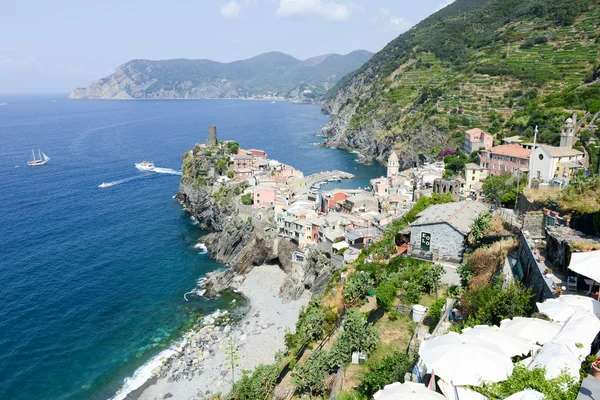 Renkli Köyü Vernazza ve okyanus kıyılarının doğal görünümü — Stok fotoğraf