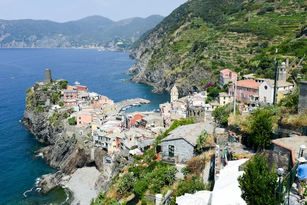 Scenic view of colorful village Vernazza and ocean coast — Stock Photo, Image