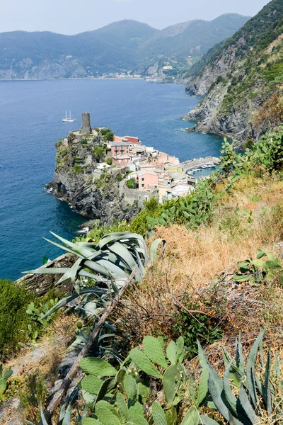 Schilderachtig uitzicht van kleurrijke dorp Vernazza en Oceaan kust — Stockfoto