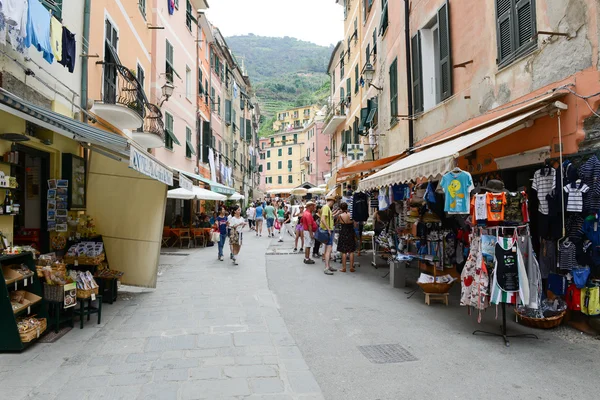 Pessoas andando e fazendo compras em Vernazza na Itália — Fotografia de Stock