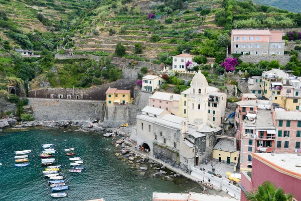 Vista panorámica del colorido pueblo Vernazza, Italia — Foto de Stock