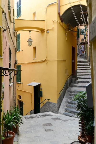 Calles estrechas del pueblo de Vernazza — Foto de Stock