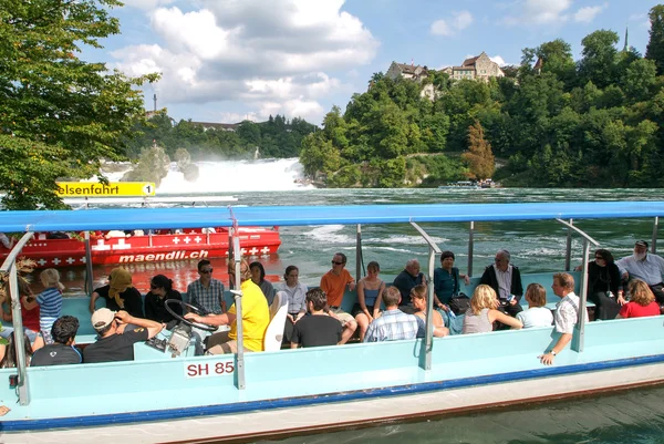 Människor i en turist båt närmar sig de Rhine vattenfall — Stockfoto