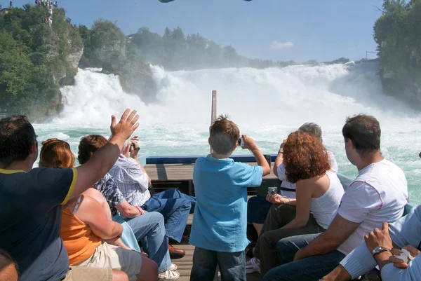 Persone in barca turistica che si avvicinano alle cascate del Reno — Foto Stock