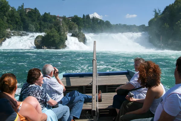 Persone in barca turistica che si avvicinano alle cascate del Reno — Foto Stock