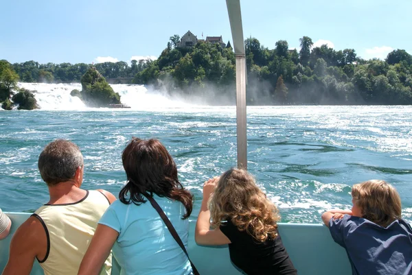 Emberek közlekedő turista hajóra közeledik a Rhine-vízeséshez — Stock Fotó