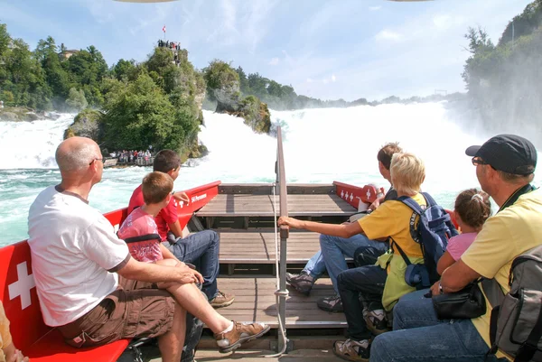 Persone in barca turistica che si avvicinano alle cascate del Reno — Foto Stock