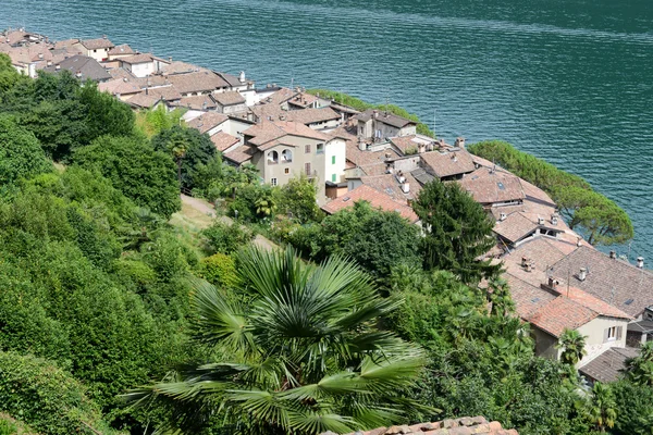 Tetti di tegole rosse del villaggio Morcote sulla Svizzera — Foto Stock