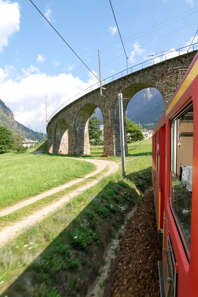 Bernina Express Tren en Brusio en los Alpes suizos —  Fotos de Stock